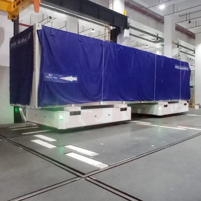 Prijevoz kontejnera 40 tona s dva automobila povezana s željezničkim kolicama